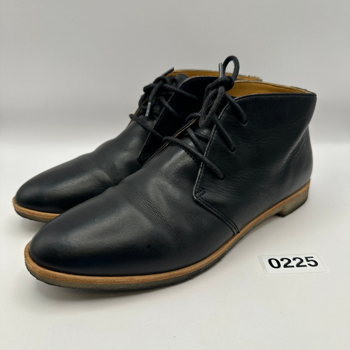 Clarks Women's 7.5 Leather Boot Gum bottom Black Leather