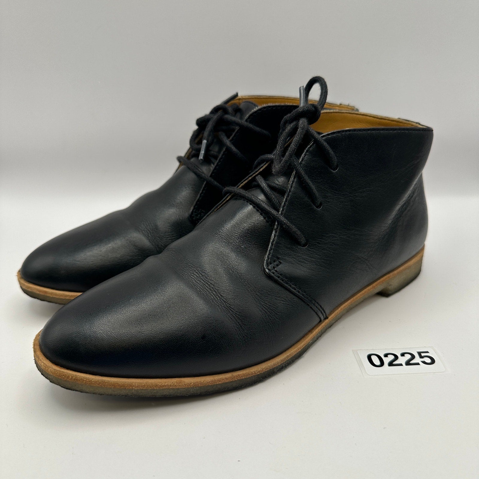 Clarks Women's 7.5 Leather Boot Gum bottom Black Leather