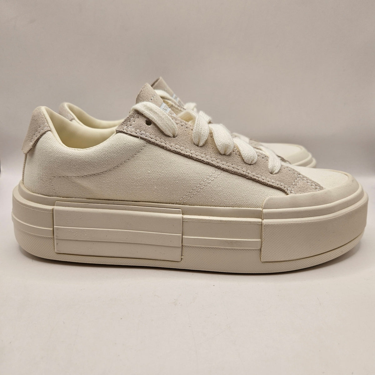 CONVERSE WOMEN'S 8.5 CHUCK TAYLOR ALL STAR CRUISE LOW WHITE CANVAS SUEDE A08788C