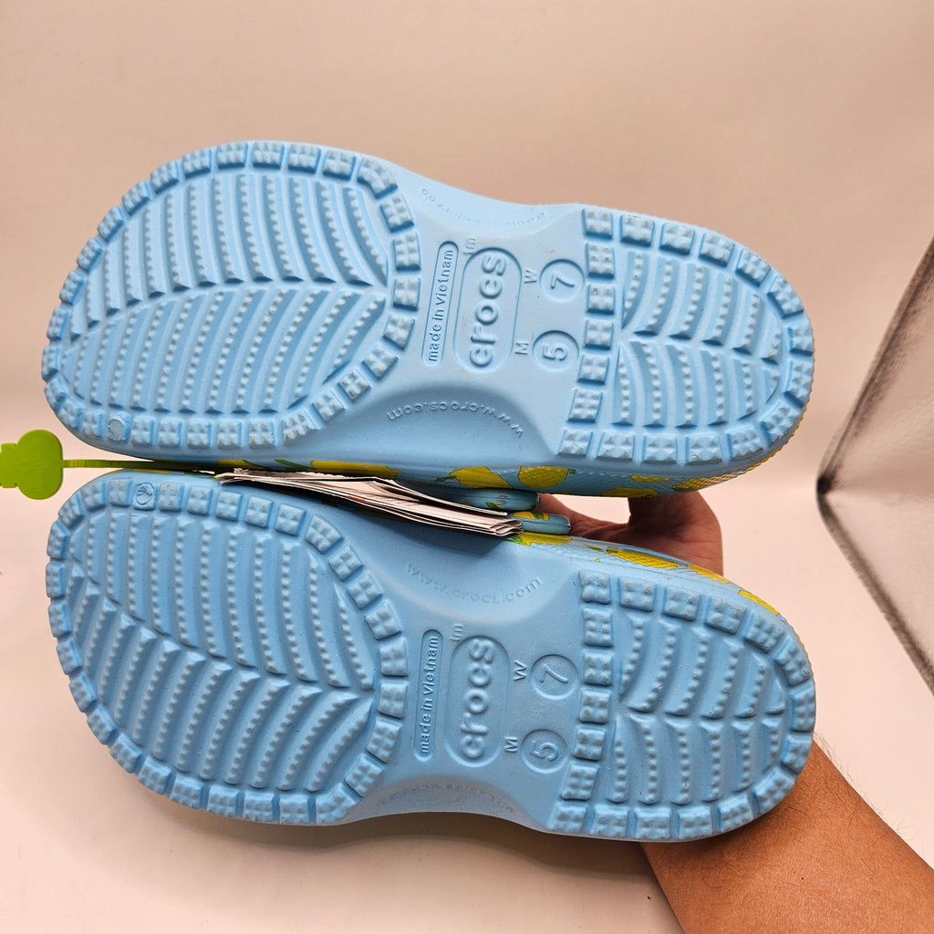 CROCS M5 W7 CLASSIC FRESH FRUITS LEMON PRINT CLOG BLUE YELLOW NWT 211008-4WD