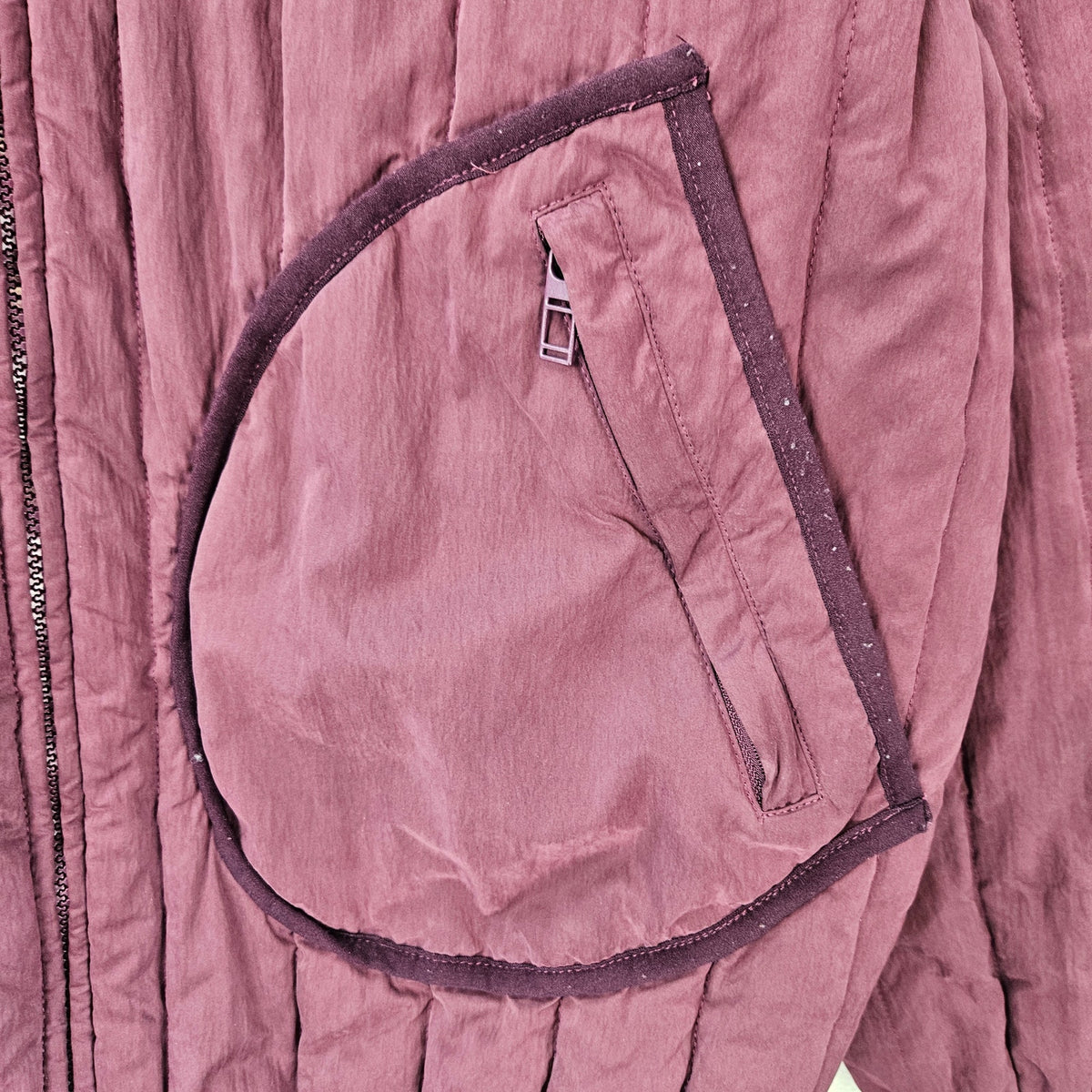 URBAN OUTFITTERS WOMEN'S MEDIUM BURGUNDY HOODED QUILTED JACKET