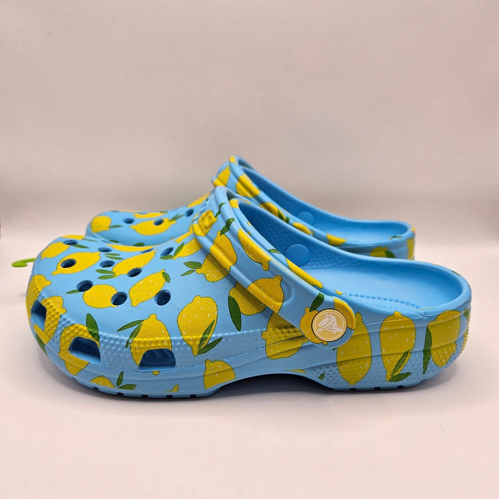 CROCS M5 W7 CLASSIC FRESH FRUITS LEMON PRINT CLOG BLUE YELLOW NWT 211008-4WD