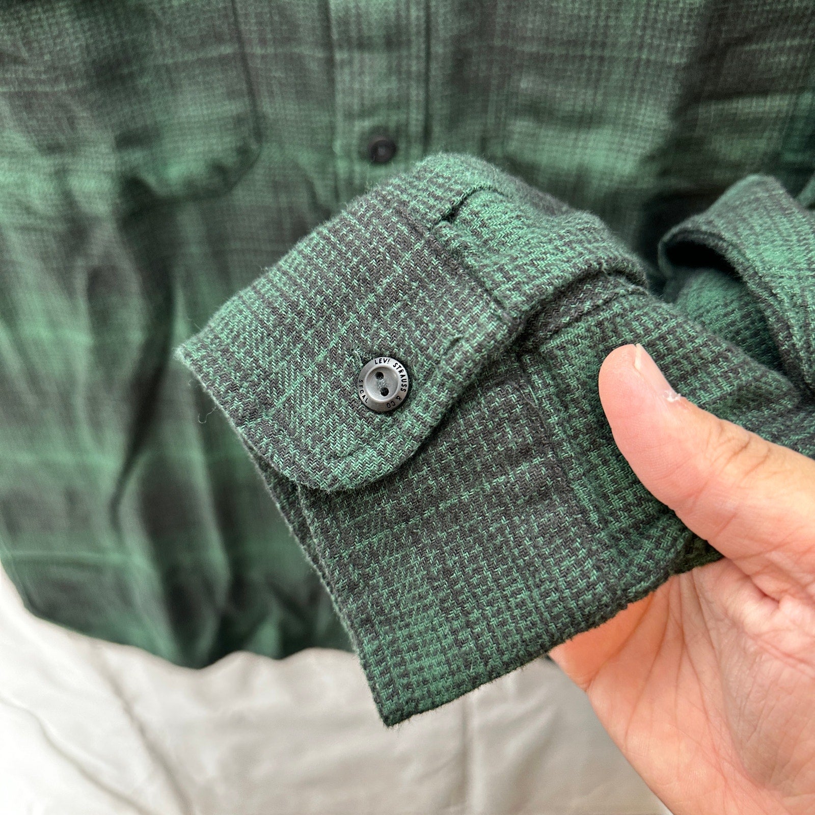 Levi's Mens Relax Fit Pine Green Plaid Shirt Size Medium