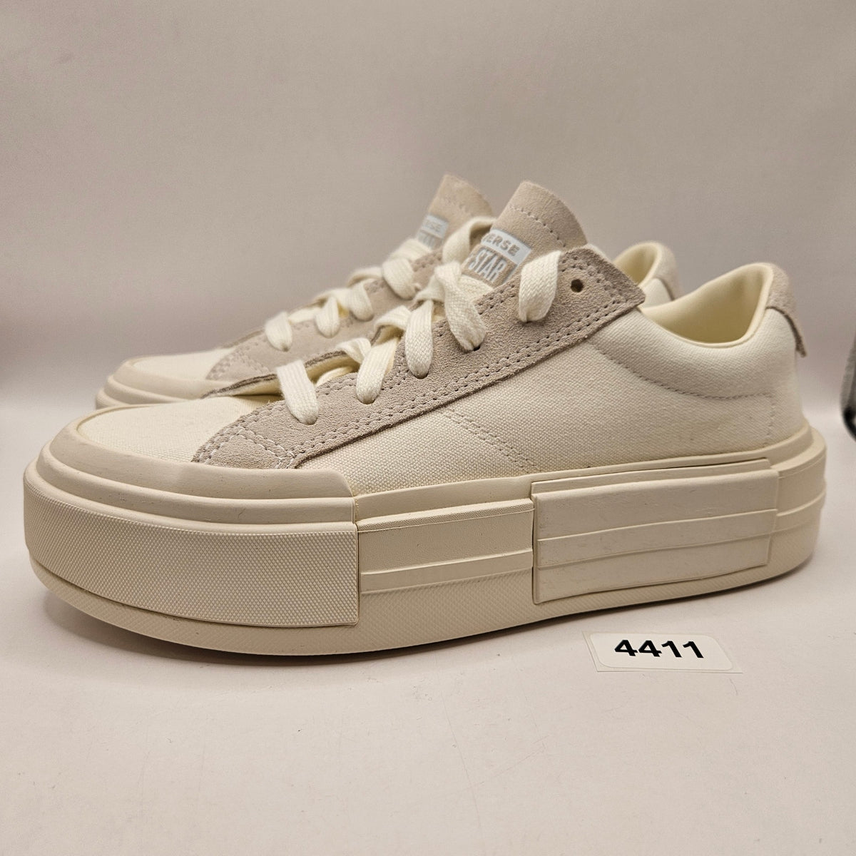CONVERSE WOMEN'S 8.5 CHUCK TAYLOR ALL STAR CRUISE LOW WHITE CANVAS SUEDE A08788C