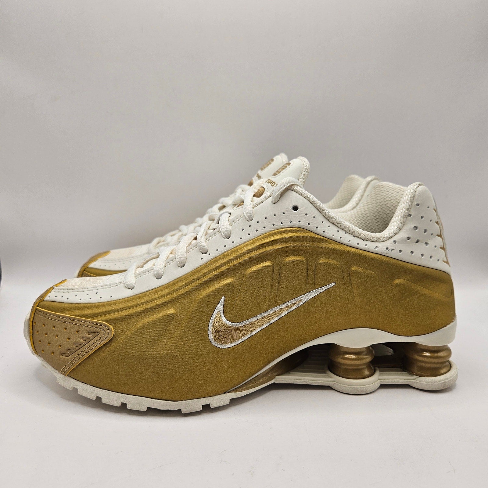 NIKE WOMEN'S 7 SHOX METALLIC GOLD SOFT PEARL WHITE NWOB AR3565-010