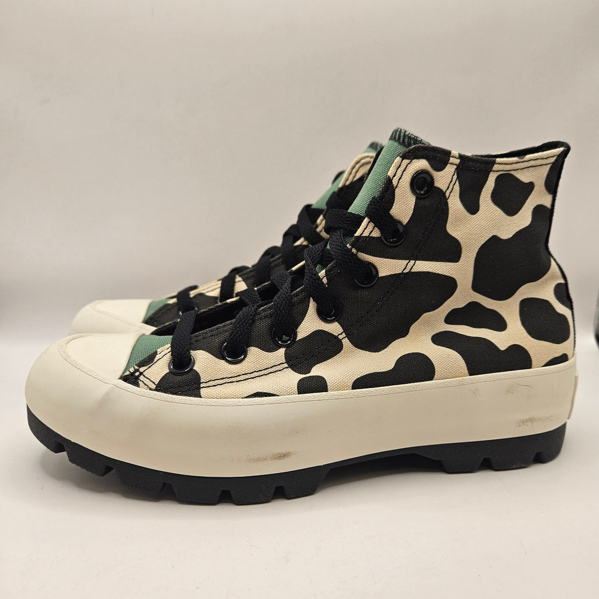 CONVERSE WOMEN'S 8 CHUCK TAYLOR ALL STAR LUGGED HIGH TOP COW PRINT BLACK WHITE